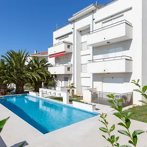 https://apartment-ewa-with-pool.pula-hotels.org